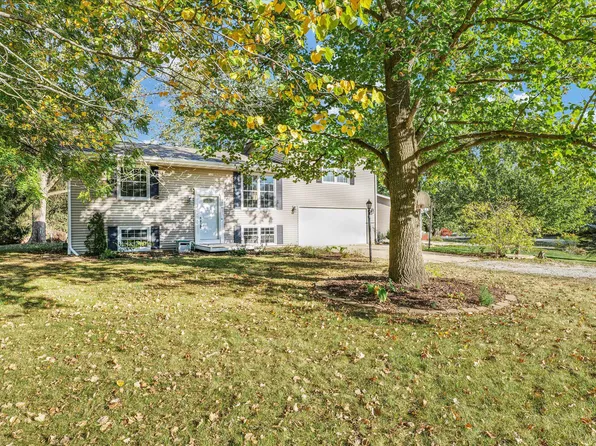 506 Hillside Dr, Mahomet, IL 61853