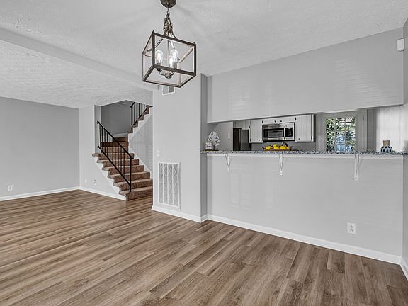 3rd image of 326 Nesbitt Ln
