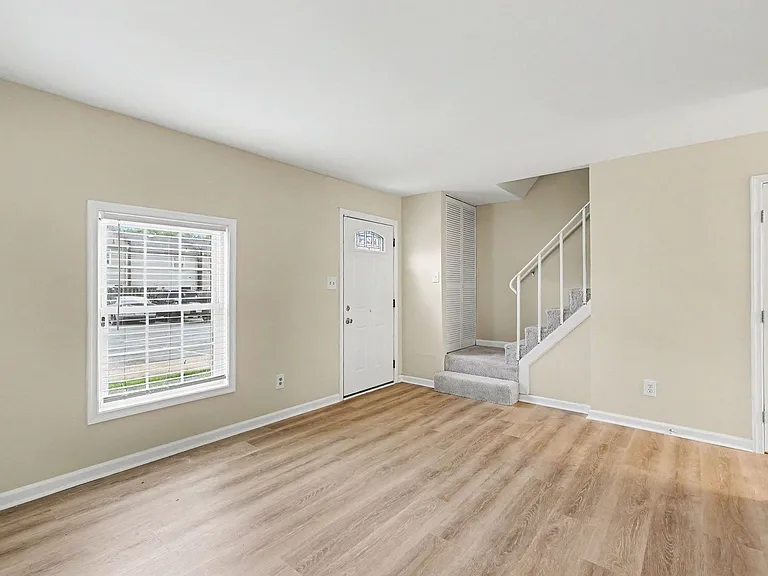319 Brock Sq — Photo 4