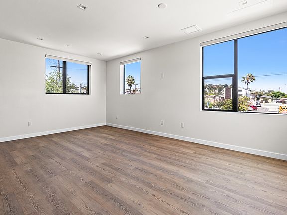 3rd image of 3027 Keats St #201