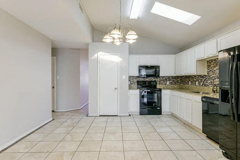 3 bed, 2.0 bath, 1768 sqft, $3,290 — Photo 4