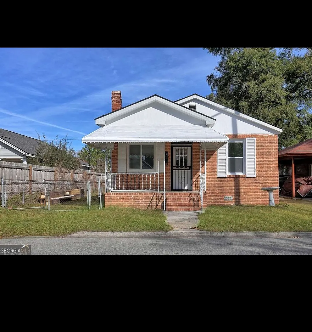 3 bed, 1011 sqft, $1,950 — Photo 1