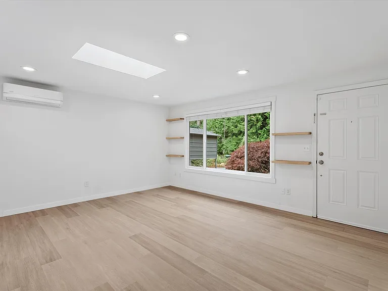 820 207th Pl NE — Photo 8