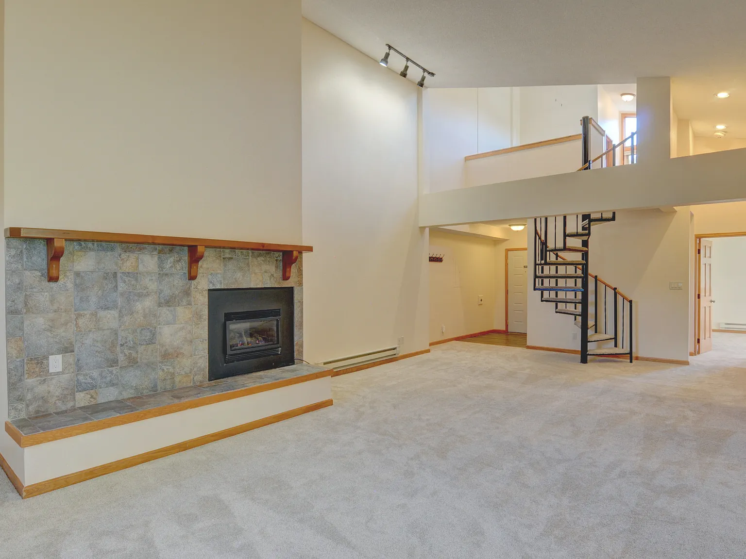 3 bed, 1450 sqft, $4,200 — Photo 3