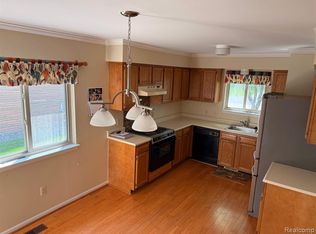 1959 Woodland Ave, Sylvan Lake, MI 48320