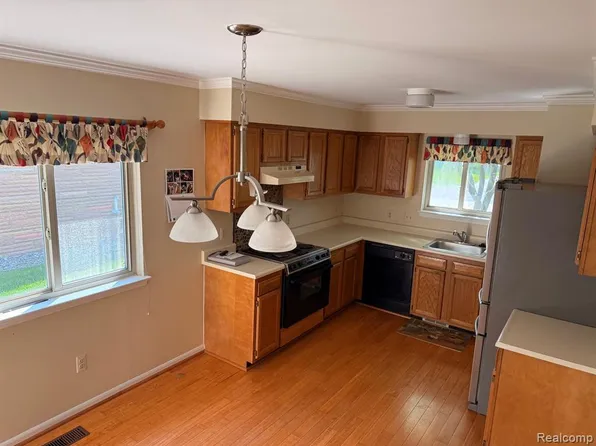 1959 Woodland Ave, Sylvan Lake, MI 48320