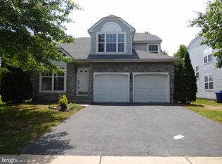 28 Foxchase Dr, Burlington, NJ 08016