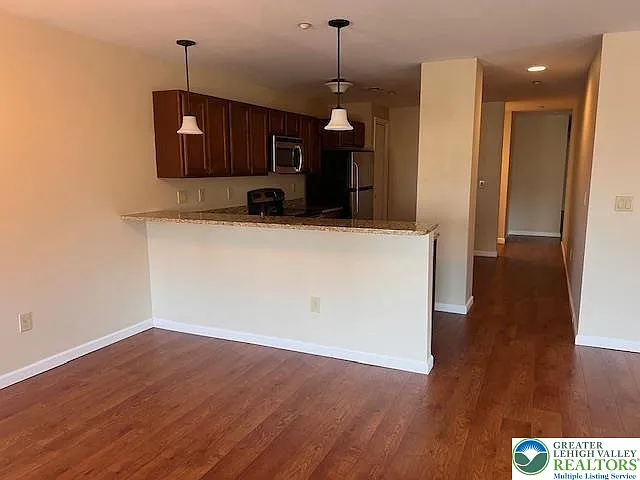 2 bed, 1033 sqft, $2,100 — Photo 2