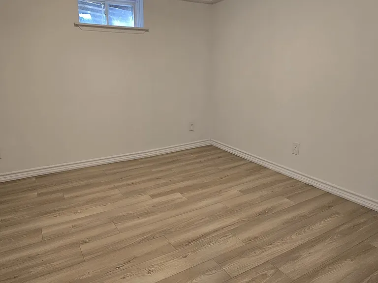 735 Pam Cres #BASEMENT — Photo 8