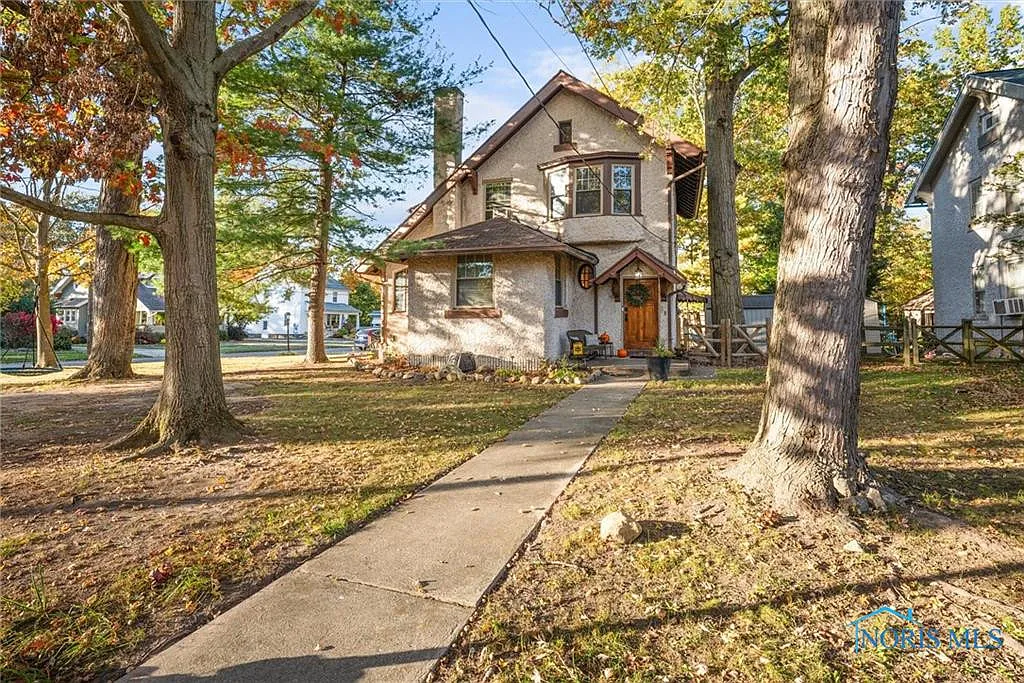2054 Marengo St photo 1