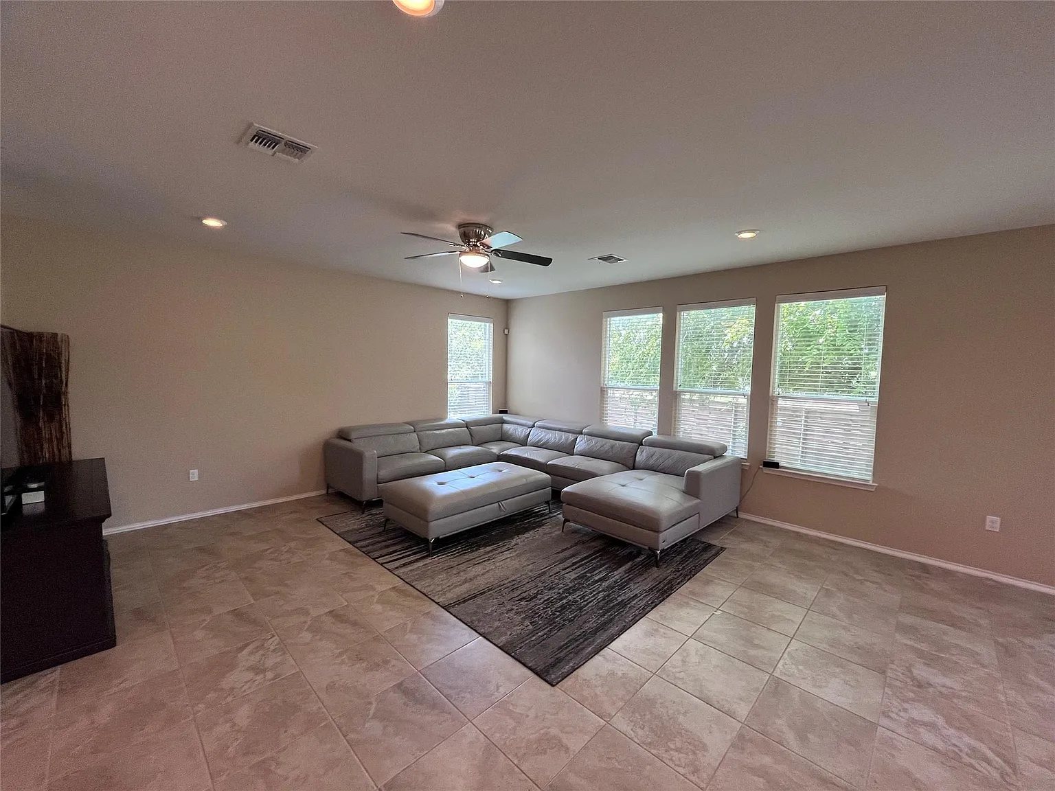 4 bed, 2.5 bath, 3030 sqft, $2,500 — Photo 4