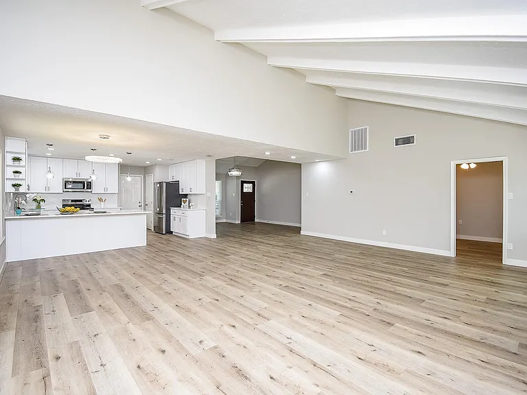 2835 Colony Dr — Photo 3