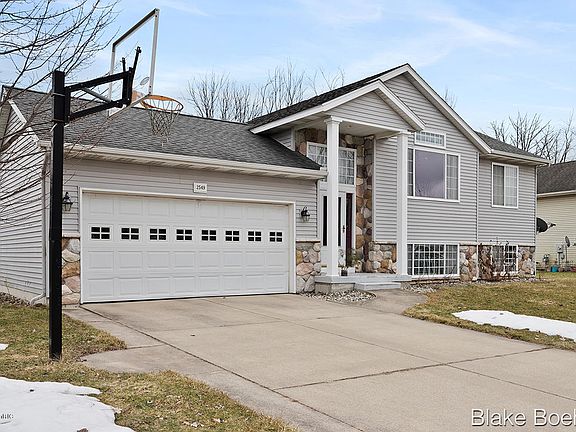 3rd image of 2549 Orchard View Dr NE