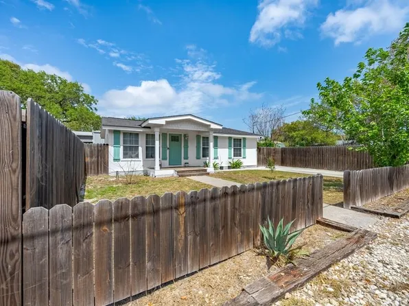 406 W Bay St, Rockport, TX 78382