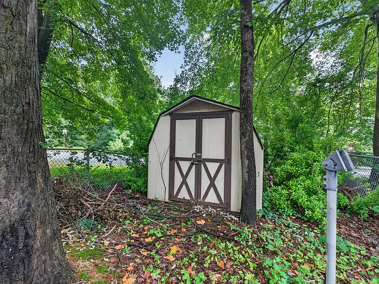 8 Cypress Dr — Photo 35