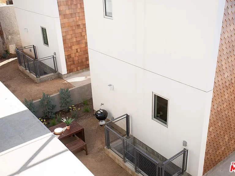 8870 Wonderland Ave — Photo 22