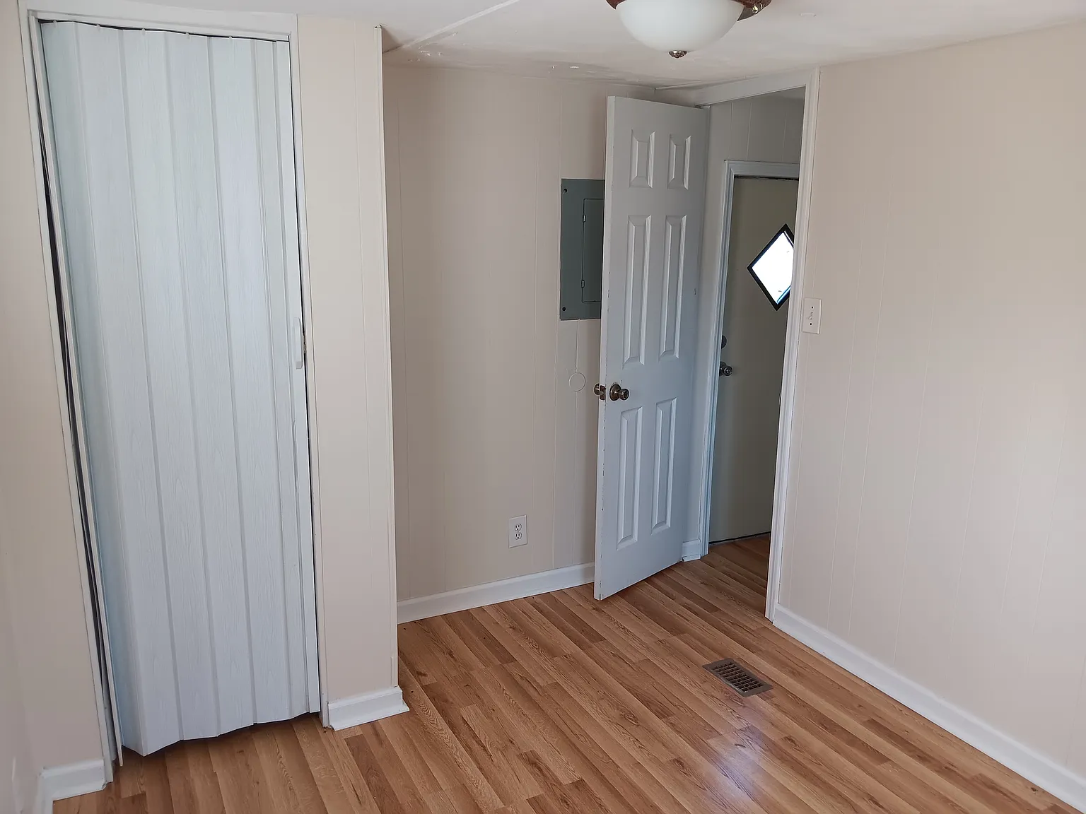 2 bed, $850 — Photo 2