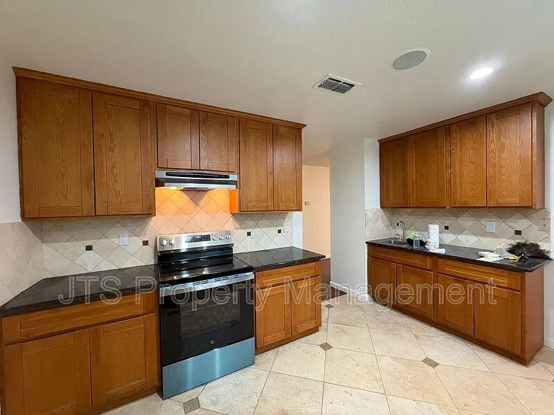 3 bed, 2.0 bath, 2091 sqft, $2,695 — Photo 4