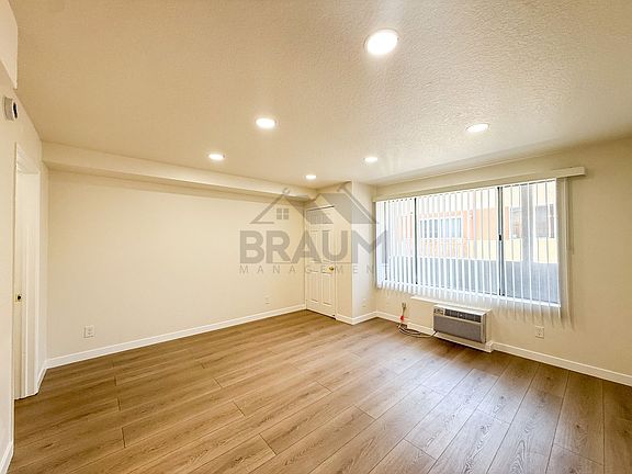 3rd image of 5245 Riverton Ave APT 204