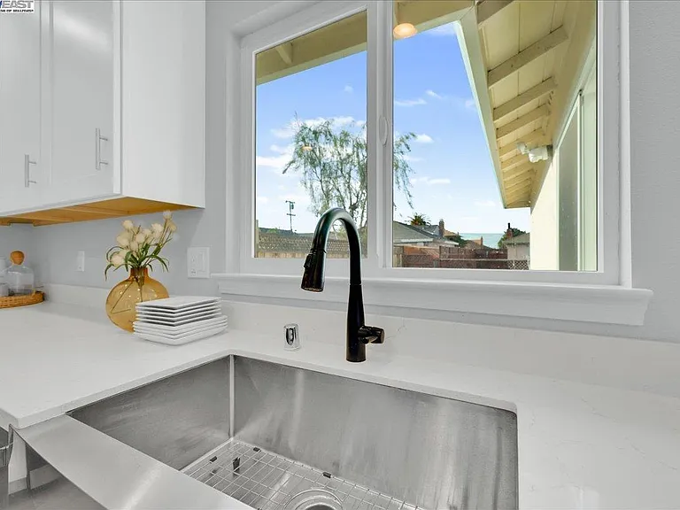 1827 Bandoni Ave — Photo 20