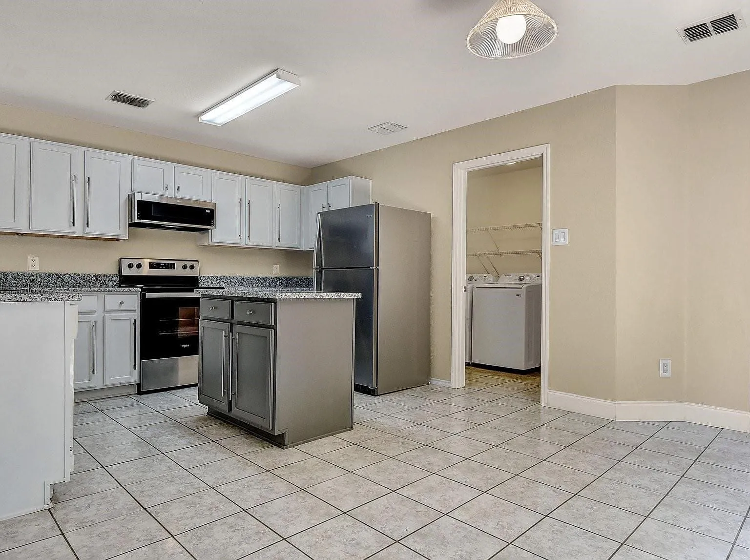 3 bed, 2.5 bath, 2316 sqft, $2,300 — Photo 4
