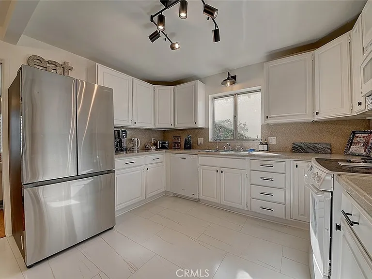 444 N Shattuck Pl — Photo 16