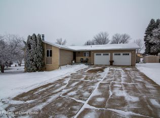 1013 Cypress Dr, Beulah, ND 58523