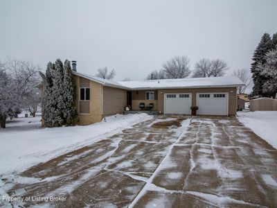 1013 Cypress Dr, Beulah, ND, 58523