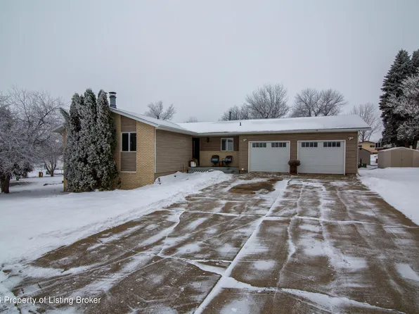 1013 Cypress Dr, Beulah, ND 58523