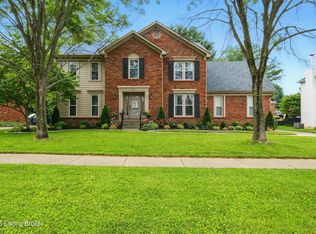 811 Foxfire Dr, Louisville, KY 40223