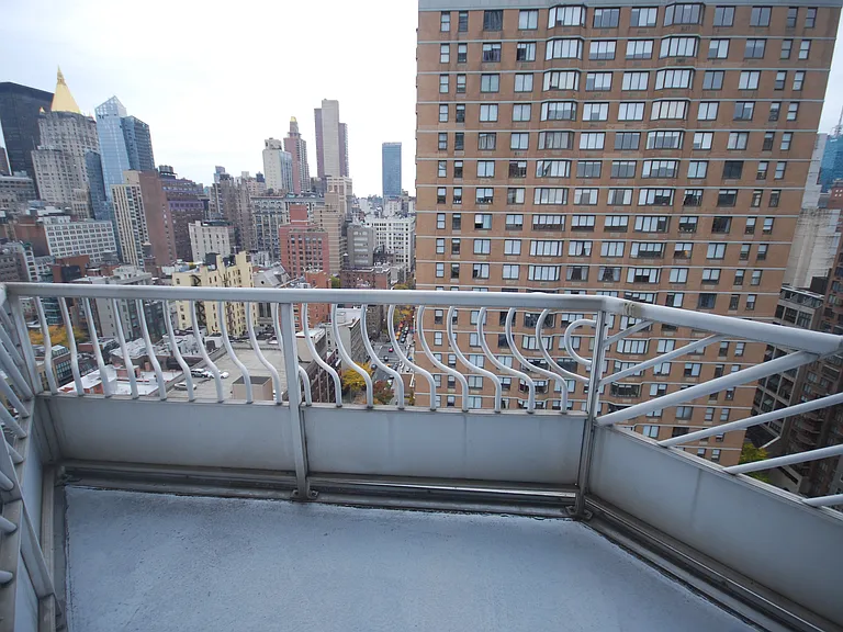 200 E 32nd St #21C — Photo 11