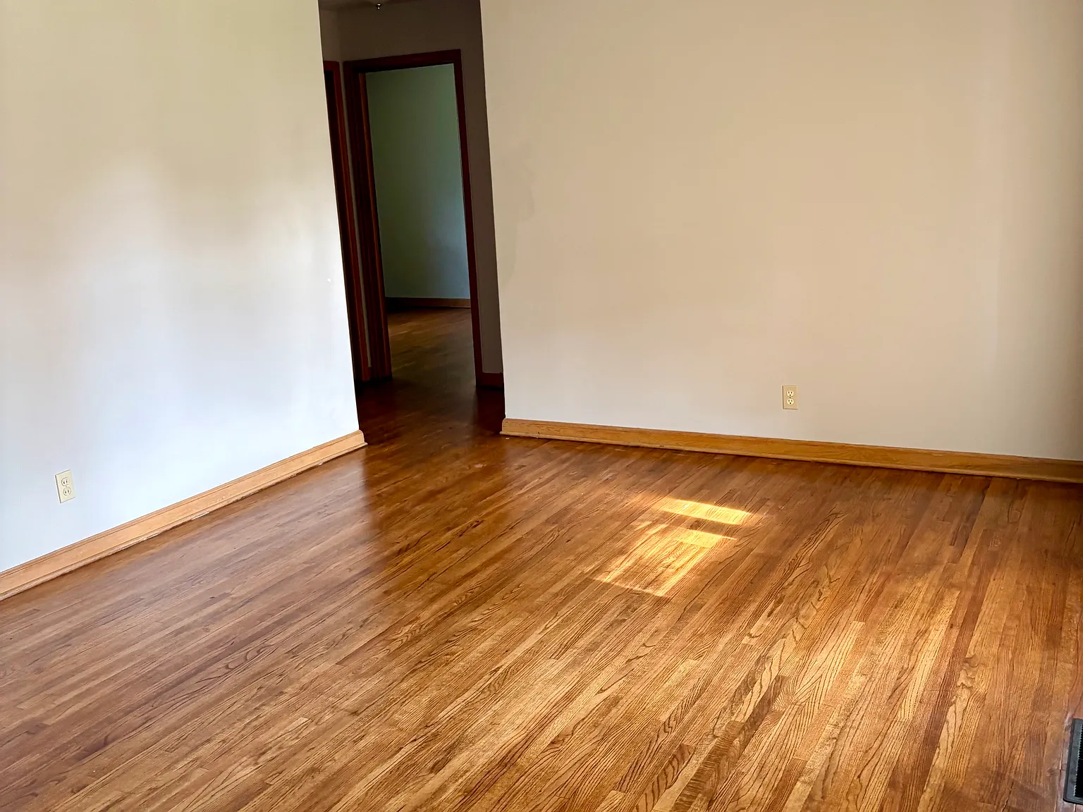 3 bed, 1000 sqft, $1,050 — Photo 2