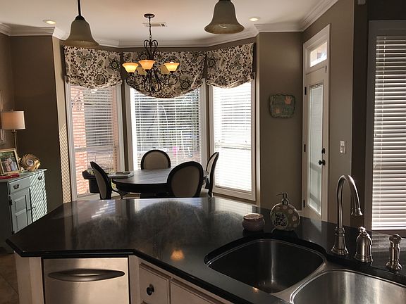 Kitchen to breakfast nook