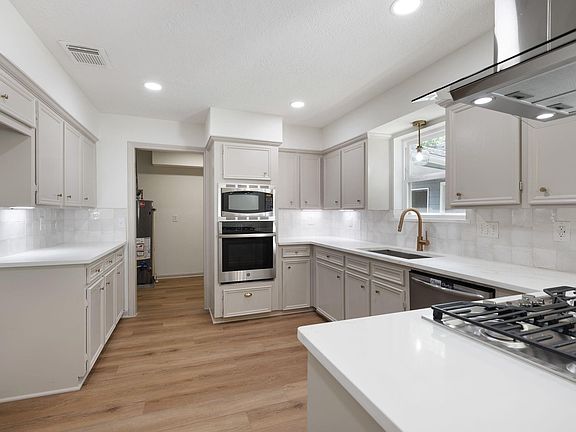 3rd image of 12019 Sugar Springs Dr