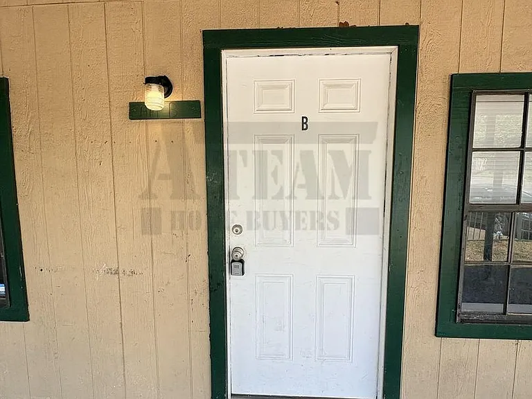 625 York St — Photo 2