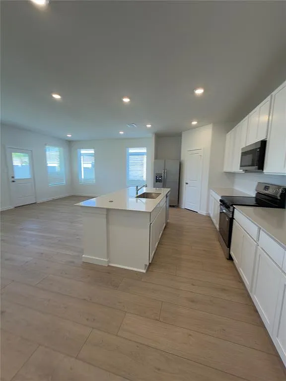 4 bed, 5.0 bath, 2366 sqft, $2,300 — Photo 4