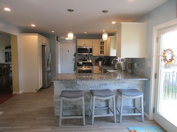 5th image of 623 Pancoast St