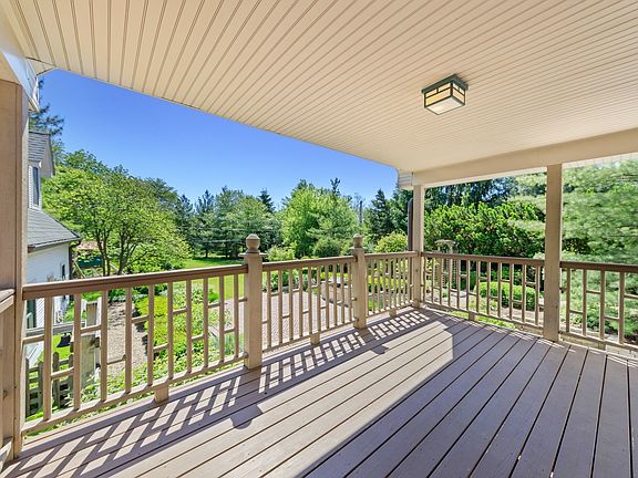 Covered Deck, access to Kitchen