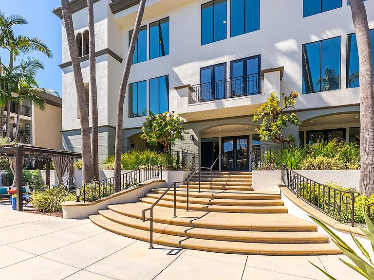 Plaza at Sherman Oaks — Photo 34