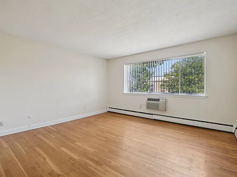 Gardner Street Apartments — Photo 25