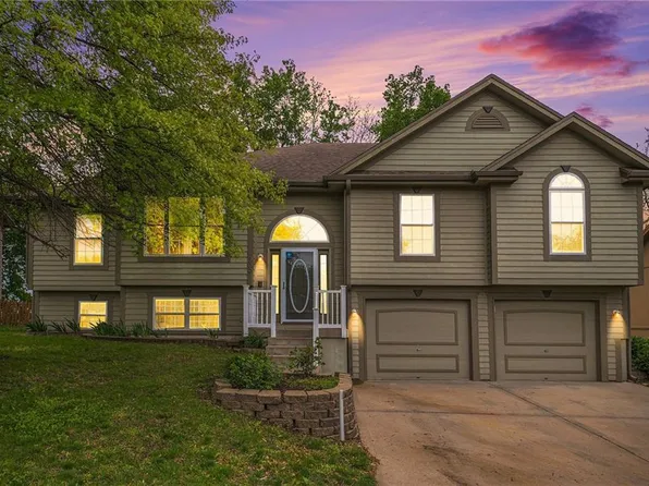 309 Lakeview Dr, Smithville, MO 64089