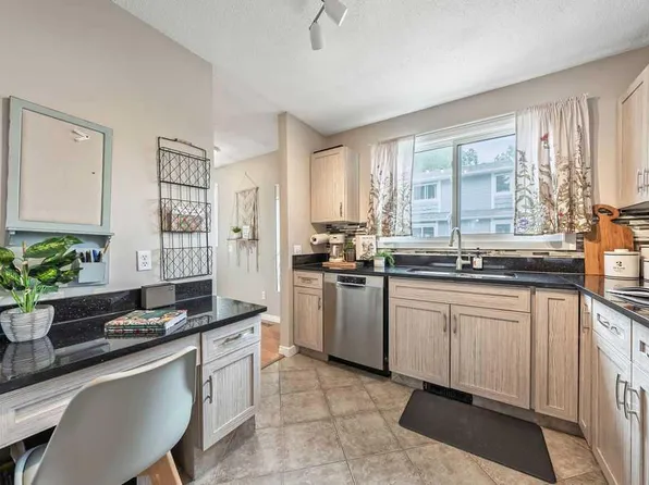 6630 SE Bowwood Dr NW #3, Calgary, AB T3B 2G9