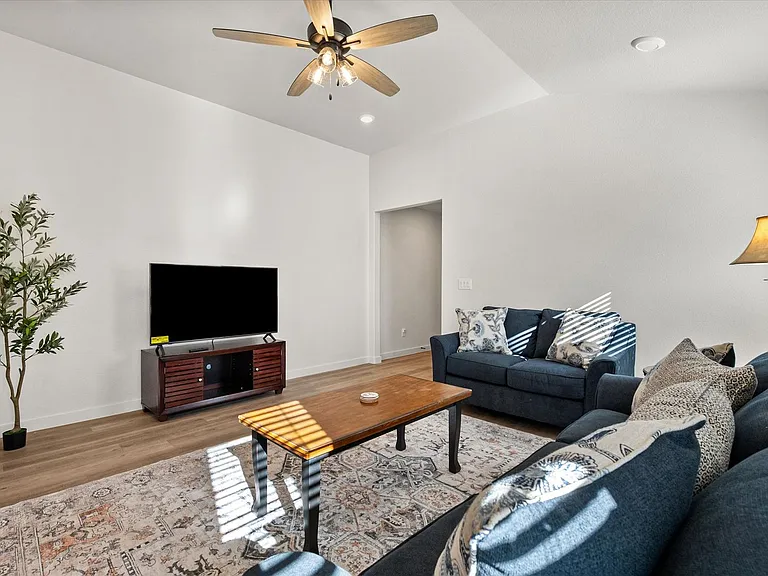2156 Langford Ave — Photo 5