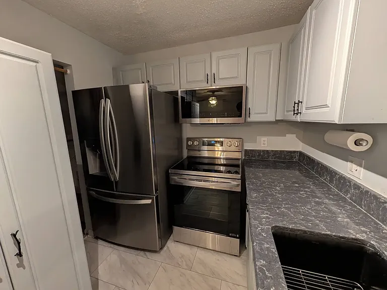 415 Parkdale Dr #3B — Photo 3
