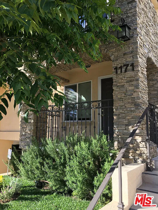 3 bed, 3.0 bath, 1554 sqft, $6,500 — Photo 4