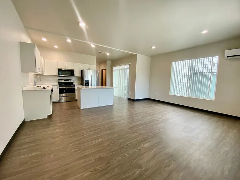 Modern design 3 bed, 2.5 bath duplex available 6/10 Cheney — Photo 4