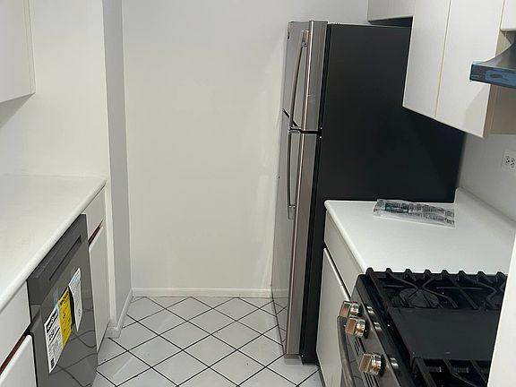 4th image of 300 8th St APT 5C