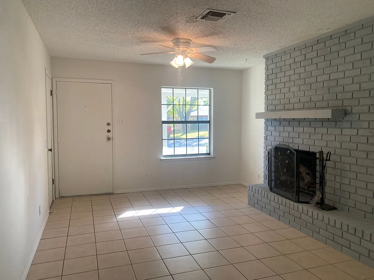 Building Photo - 2414 Bunker Hill Dr #B