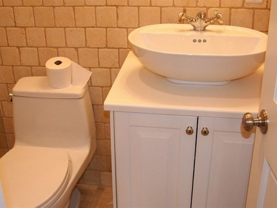 2nd image of 222 E 50th St APT 2B