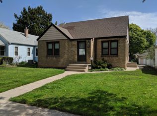 3248 W Lakefield Dr, Milwaukee, WI 53215